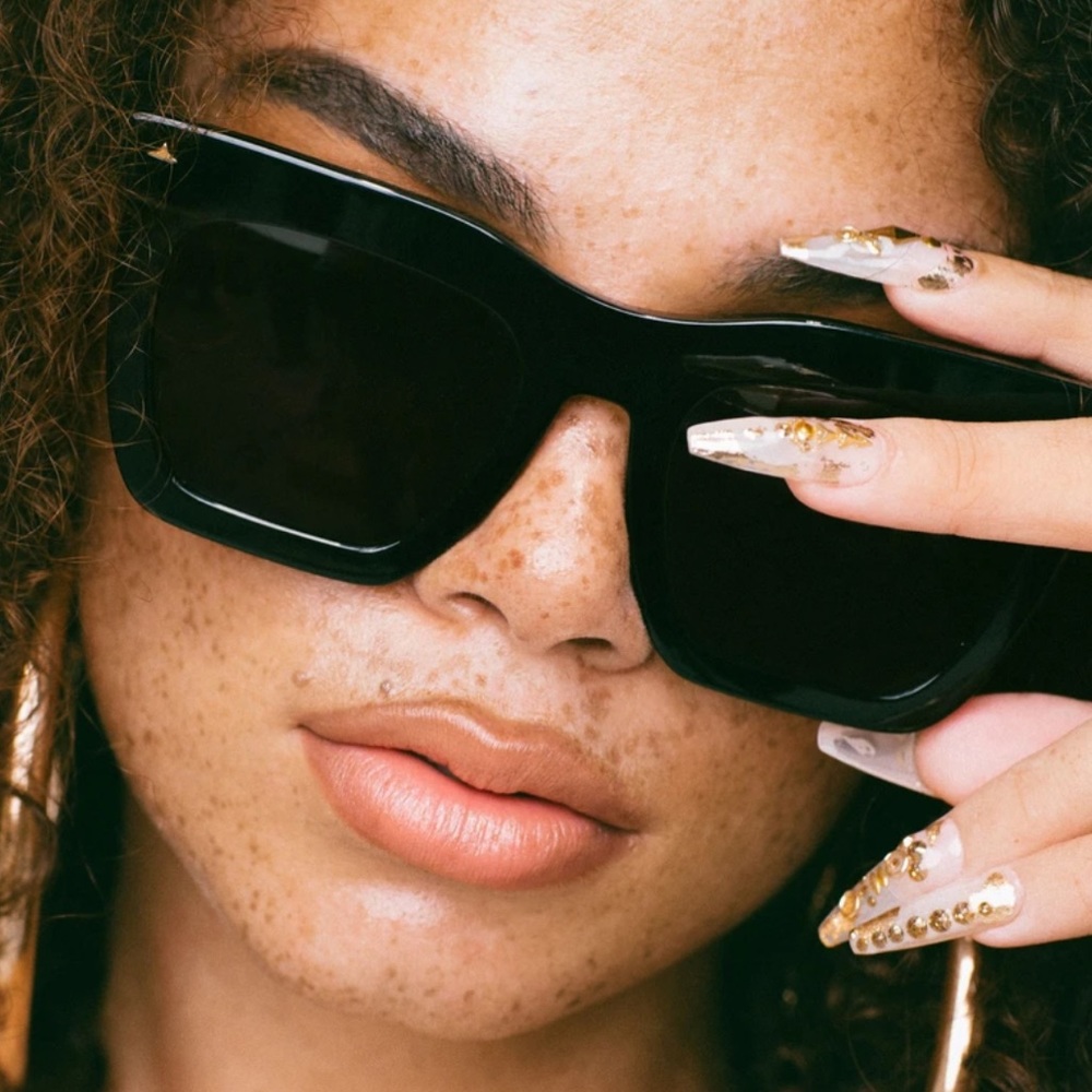 Dezi “fall back” black sunglasses